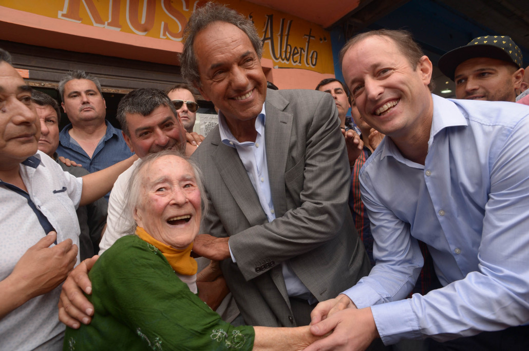 9/11/15, Lomas de Zamora.- El candidato a presidente de la Nación, Daniel Scioli sostuvo hoy que "Argentina renació, resurgió y sobre estos avances ahora tenemos que buscar hacerlo cada vez mejor", en el marco de una caminata por centro comercial de Ingeniero Budge, partido de Lomas de Zamora. Prensa Scioli.